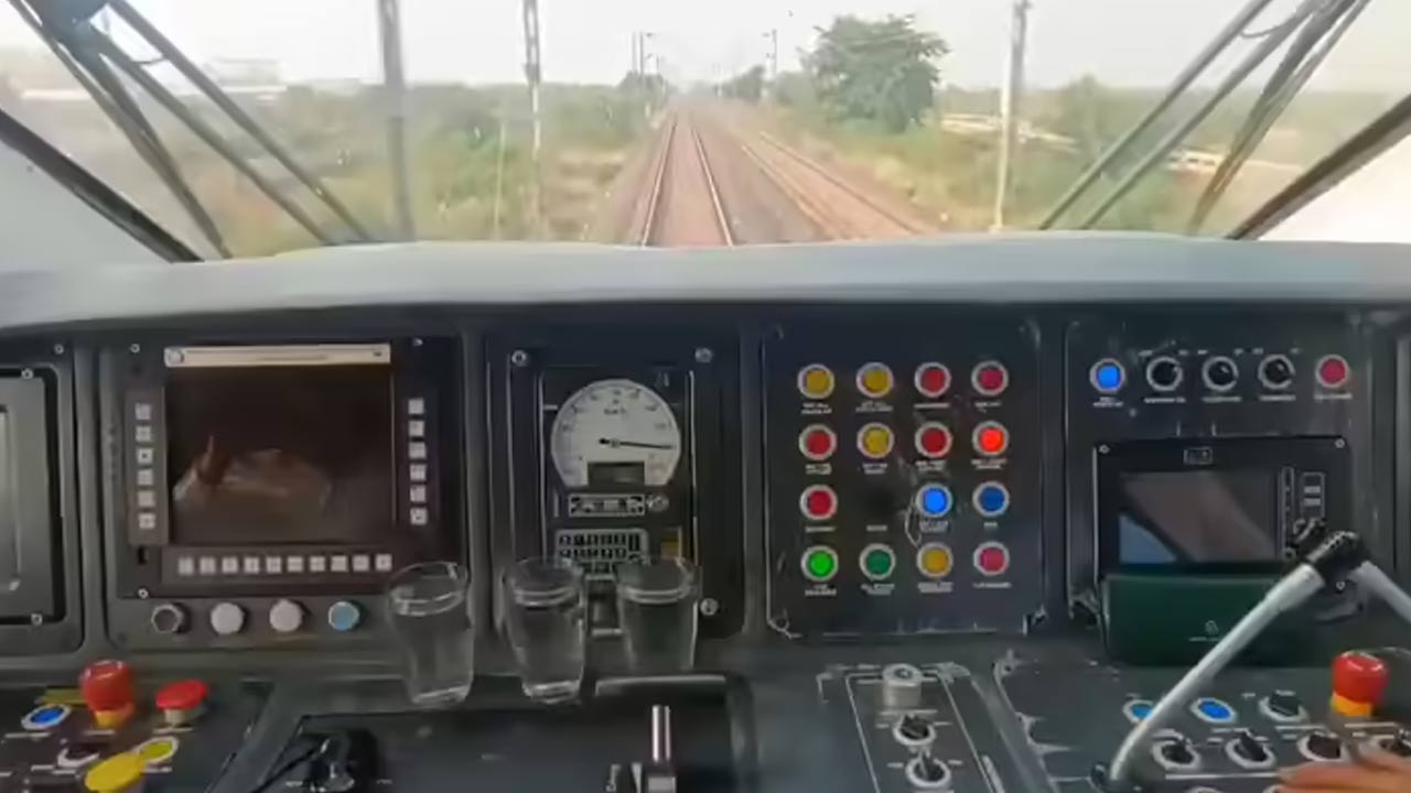 Vande Bharat Sleeper Train: గంటకు 180 కి.మీ వేగంతో దూసుకెళ్లిన వందే భారత్ స్లీపర్ ట్రైన్.. గ్లాసులోని నీరు..
