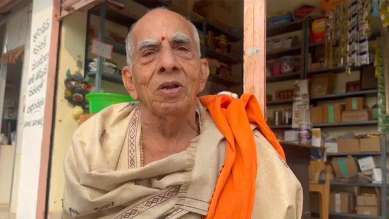 Vasantha Sharma : 20 ఏళ్లుగా ఉచితంగా పాలు పంచుతున్న 81ఏళ్ల గురువు