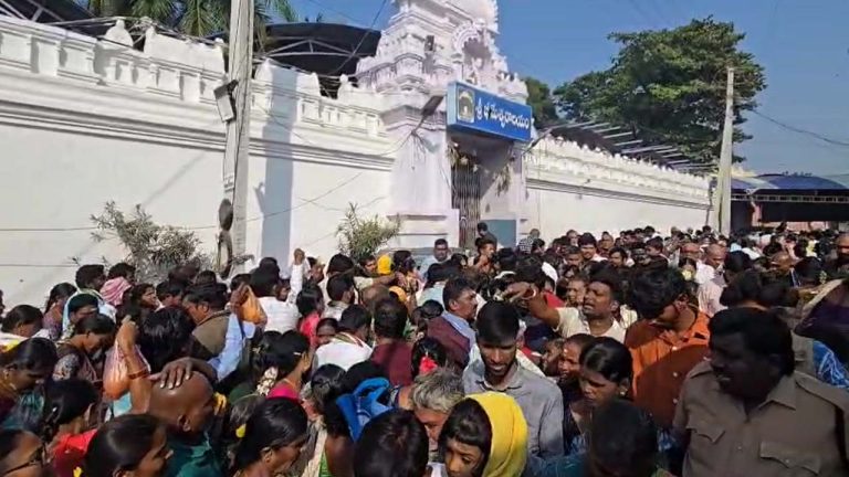 Rajanna Sircilla: వేములవాడ రాజన్న ఆలయంలో.. కళ్యాణం అర్జిత సేవ టికెట్ల కోసం భక్తుల కష్టాలు..