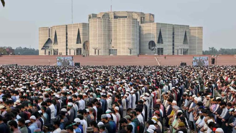 Bangladesh: బంగ్లా జాతీయ కవి పక్కనే రాడికల్ హాది అంత్యక్రియలు.. ఎందుకు ఇలా చేశారు?