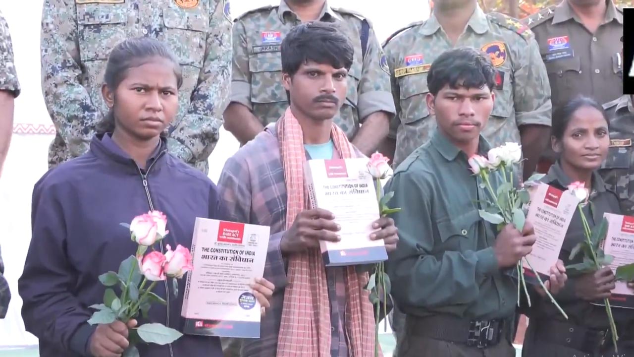 Chhattisgarh: మావోల్లో పరివర్తనం.. ఆయుధాలతో 12 మంది లొంగుబాటు