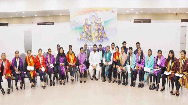 Deputy CM Pawan Kalyan: ప్రపంచకప్‌ విజేతలు.. మహిళా అంధుల క్రికెట్ జట్టుకు పవన్‌ కల్యాణ్ సన్మానం..