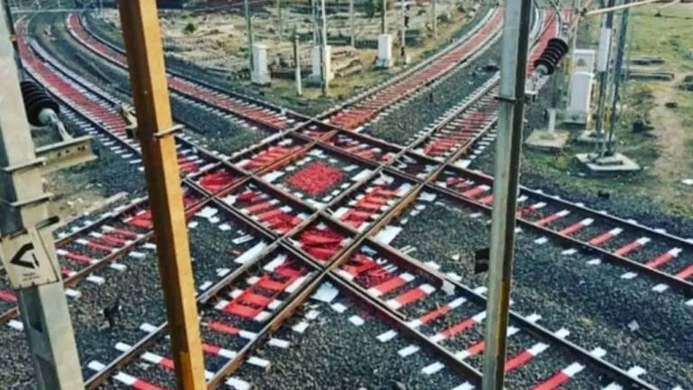 Diamond Crossing: దేశంలోని ఏకైక డైమండ్ క్రాసింగ్.. రైళ్లు నాలుగు వైపులా దుసుకెళ్తాయి..