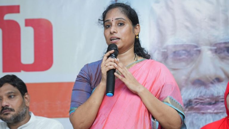 Galla Madhavi: వినూత్న నిరసన.. రోడ్డుపై ఉన్న గుంతలను స్వయంగా పూడ్చిన ఎమ్మెల్యే..!