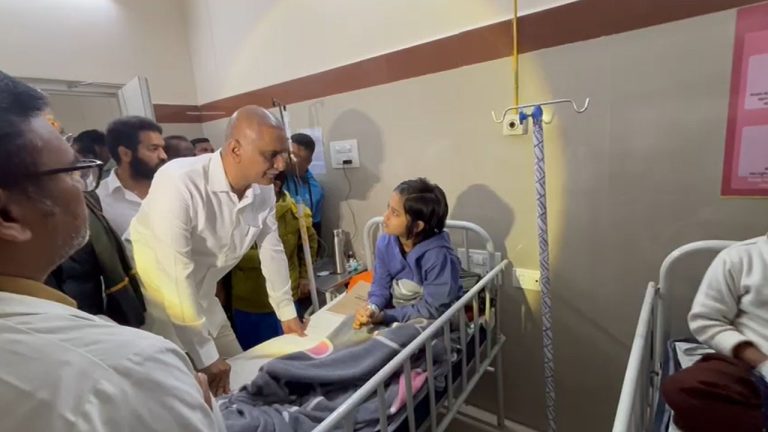 Harish Rao: ఫుడ్‌ పాయిజన్‌తో ఆసుపత్రి పాలైన 90 మంది విద్యార్థులు.. పరామర్శించిన హరీష్‌రావు..