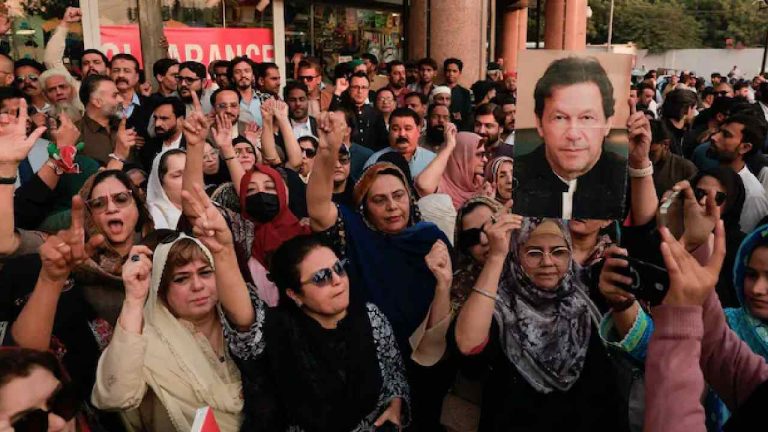 Imran Khan: ఇమ్రాన్ ఖాన్ ప్రాణాలతో ఉన్నాడు, కానీ.. సోదరి సంచలన ఆరోపణలు..