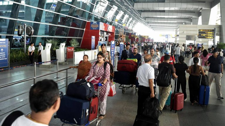 Indigo Crisis: విమాన ఛార్జీలపై కేంద్రం కొరడా.. సంక్షోభాన్ని క్యాష్ చేసుకుంటే చర్యల తప్పవని హెచ్చరిక