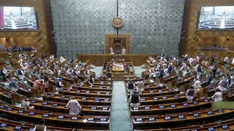 Lok sabha: జీ రామ్.. జీ బిల్లుకు లోక్‌సభ ఆమోదం.. పత్రాలు చించేసిన విపక్ష సభ్యలు