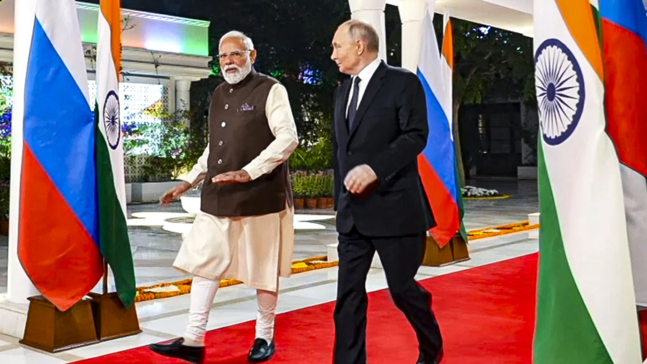 Modi – Putin: దోస్త్‌ కోసం ప్రోటోకాల్ బ్రేక్ చేసిన ప్రధాని మోడీ.. ఒకే ఫ్రేమ్‌లో వరల్డ్ డైనమిక్ లీడర్స్(ఫొటోలు)