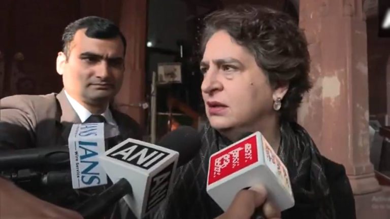 Priyanka Gandhi: రూపాయి విలువ పడిపోతే నన్నెందుకు అడుగుతున్నారు.. వాళ్లను అడగండి.. ప్రియాంకాగాంధీ రుసరుసలు