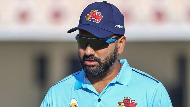 Rohit Sharma: వ‌డ‌పావ్ తింటావా?.. రోహిత్ శర్మను ఆటపట్టించిన అభిమాని!