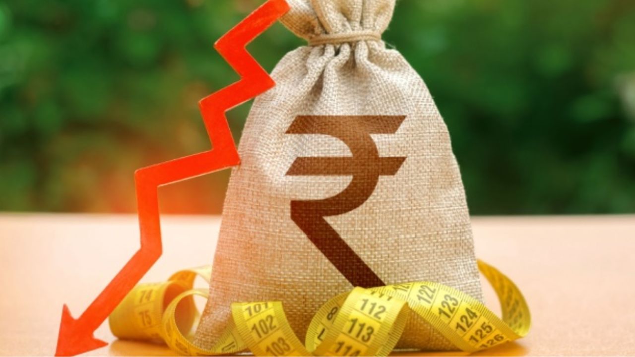 Rupee Falls: దారుణం.. రికార్డు కనిష్టానికి చేరిన రూపాయి విలువ.. డాలర్‌తో పోలిస్తే రూ.90 పైనే..!