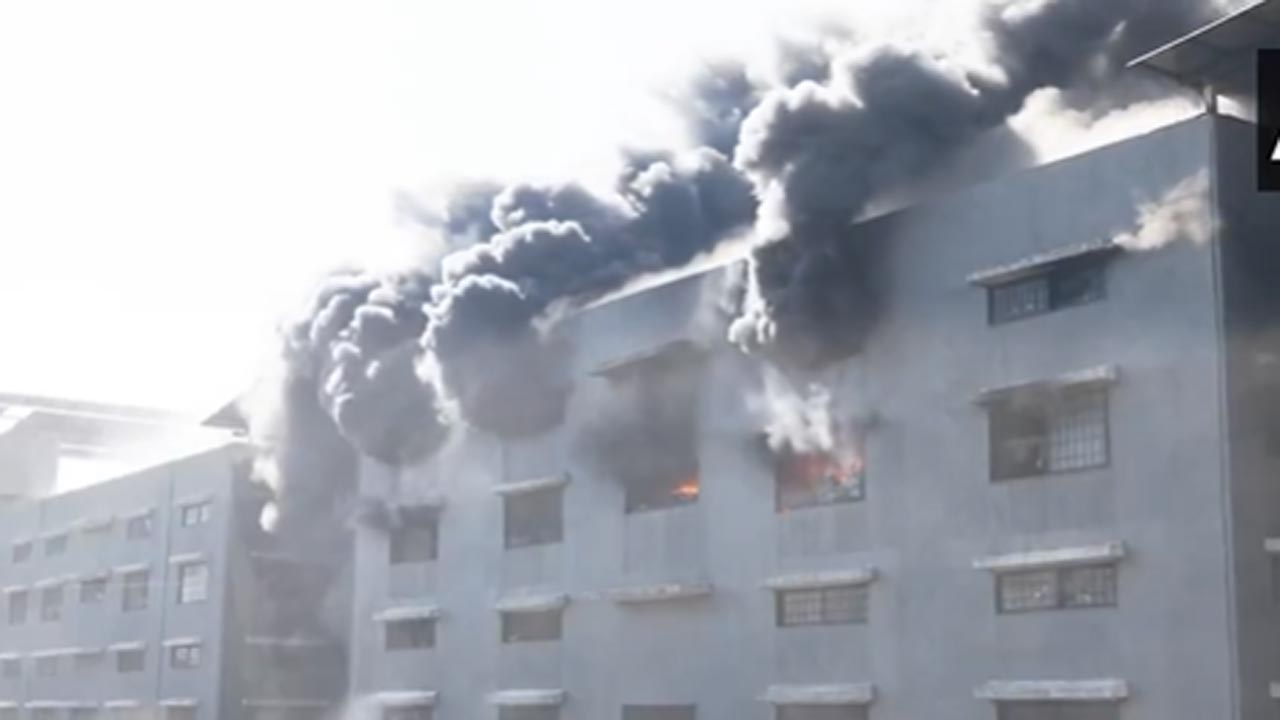 fire breaks out at surat textile shop