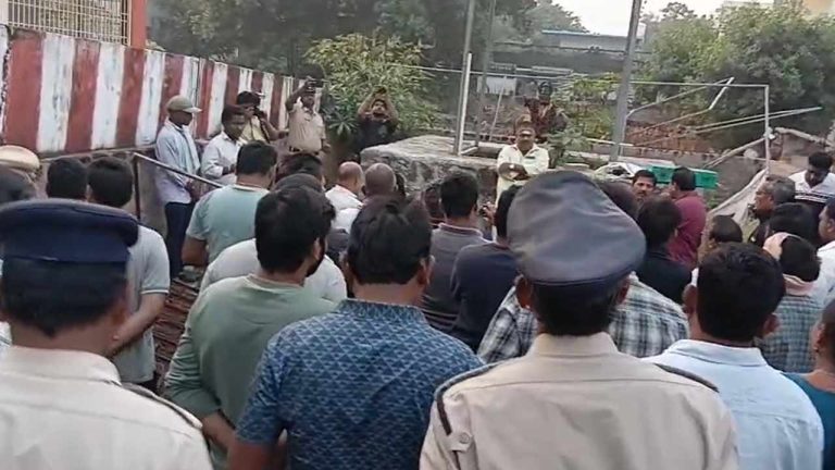 Tension in Mangalagiri:  కృష్ణుడి విగ్రహం తొలగింపు వివాదం.. మంగళగిరిలో ఉద్రిక్తత..