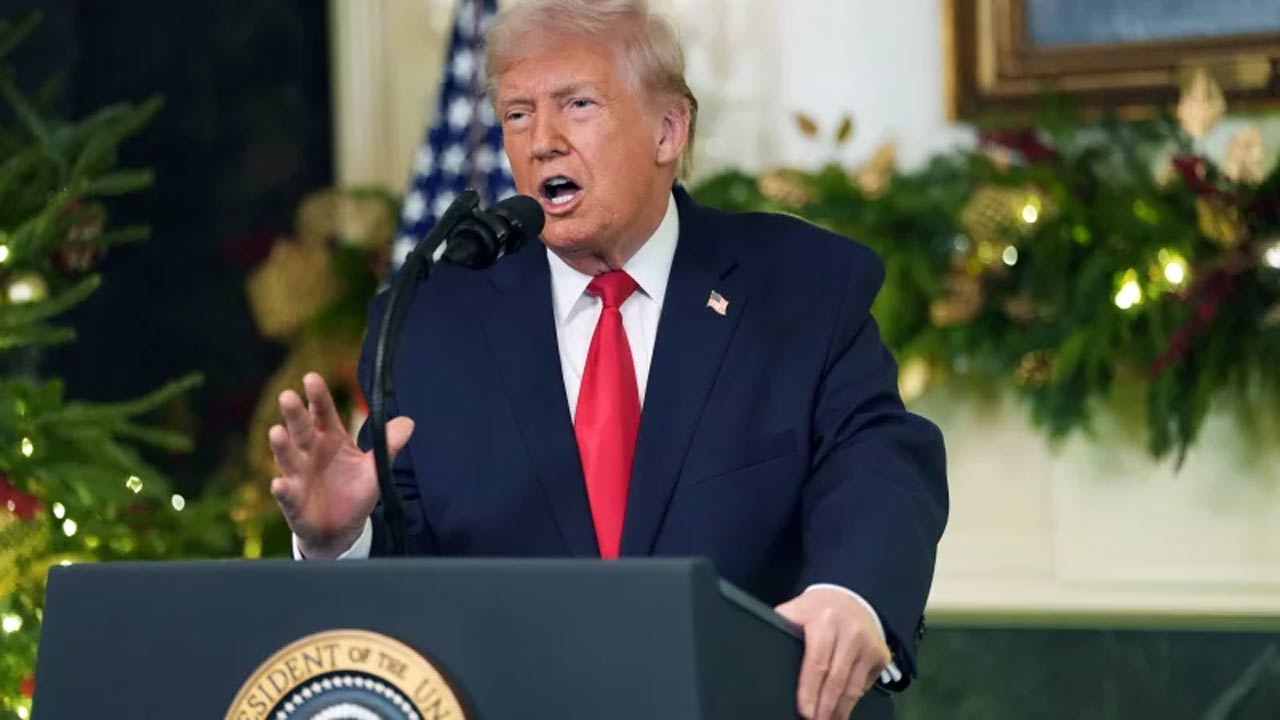 Trump: ట్రంప్ మరో షాకింగ్ నిర్ణయం.. గ్రీన్‌కార్డ్‌ లాటరీ నిలిపేసినట్లు ప్రకటన