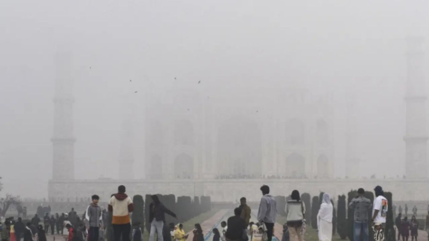 Taj Mahal Disappears in Dense Fog: ఆగ్రాలో మాయమైన తాజ్ మహాల్.. షాకైన పర్యాటకులు