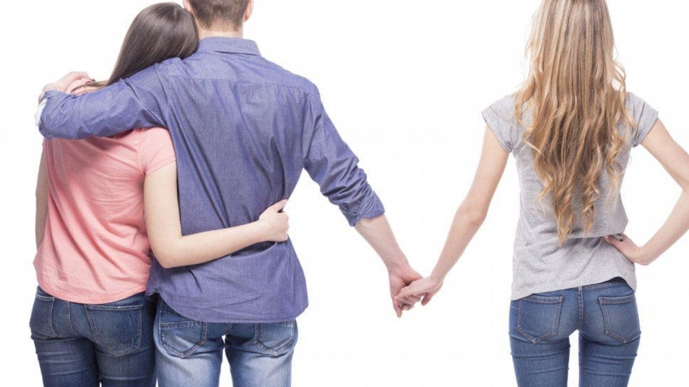 Husband Likes Other Women’s Photos: వేరే మహిళ ఫోటోకు లైక్ కొట్టిన భర్త.. భరణం కోసం కోర్టుకెళ్లిన భార్య