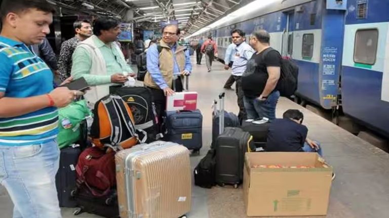 Excess Luggage Rules: రైళ్లలో ఎక్కువ లగేజీ తీసుకెళ్తున్నారా.. మీకు ఇది బ్యాడ్ న్యూసే..