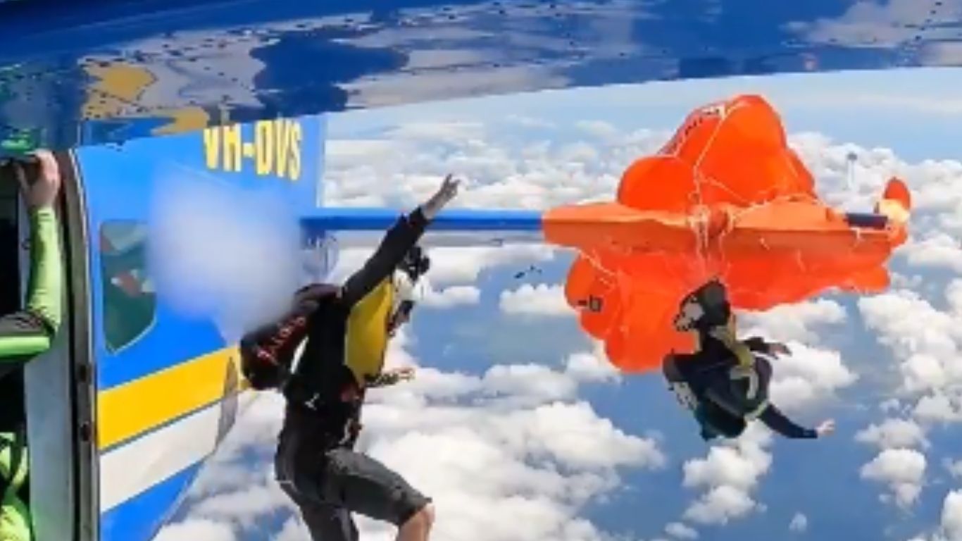 Shocking Video: విమానం వెనుక భాగానికి చిక్కుకుపోయిన స్కైడైవర్ పారాచూట్