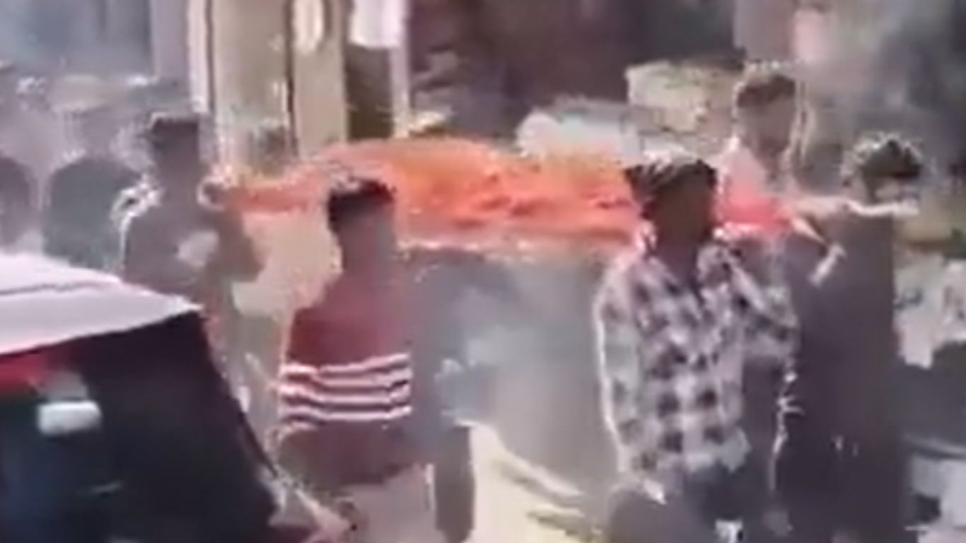 Funeral Rituals for Daughter : ప్రేమికుడితో వెళ్లిపోయిన యువతి.. బతికుండగానే శవయాత్ర చేసిన తండ్రి