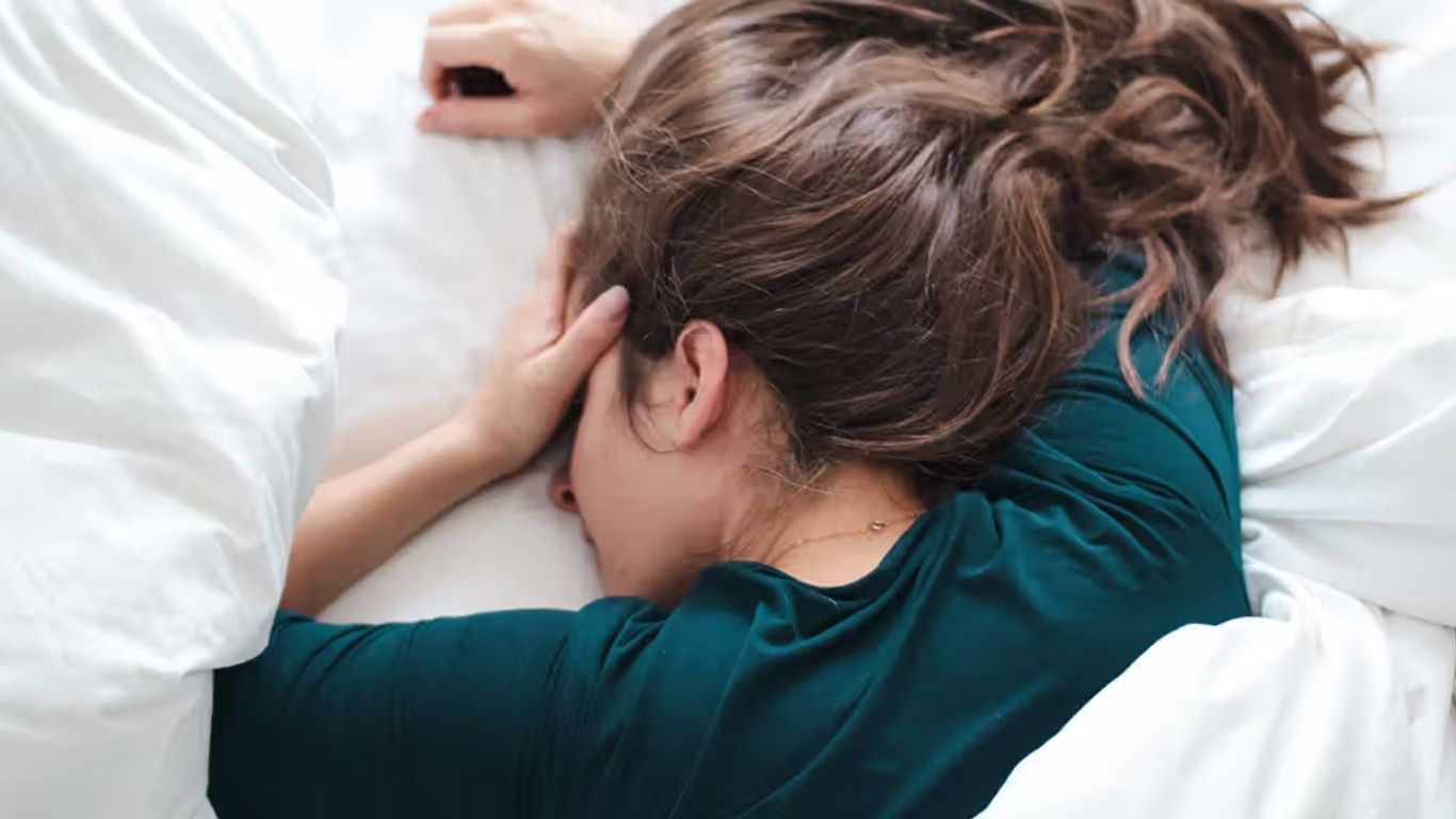Health Risks of Sleeping Less: రోజుకు ఏడు గంటల కంటే తక్కువగా నిద్రపోతున్నారా? అయితే జాగ్రత్త!