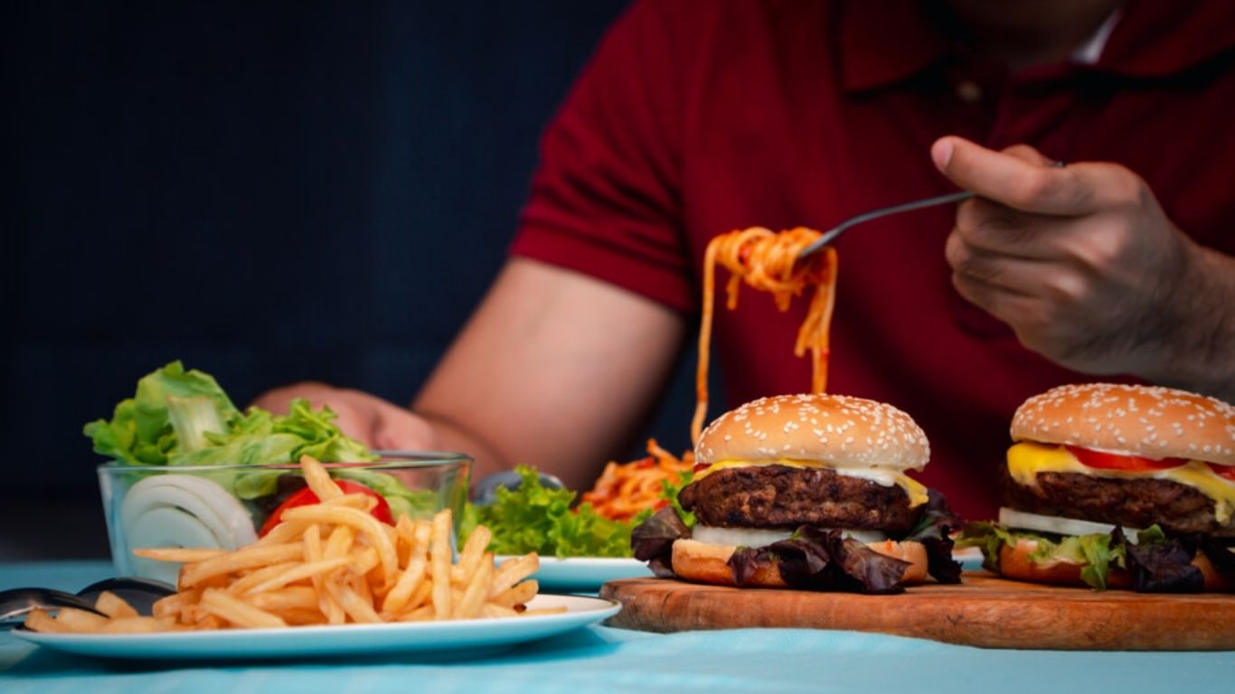 The Health Risks of Overeating: అతిగా ఆహారం తీసుకోవడం వల్ల ఎలాంటి సమస్యలు వస్తాయంటే..