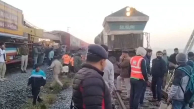 Train Derailment: ఏనుగులను ఢీకొట్టి పట్టాలు తప్పిన రైలు.. తృటిలో తప్పిన ప్రమాదం..