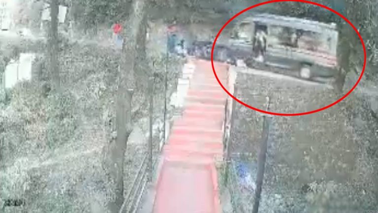 Himachal Pradesh Video: లోతైన లోయలో పడిపోబోయిన వ్యాన్.. తర్వాత ఏమైందంటే..!