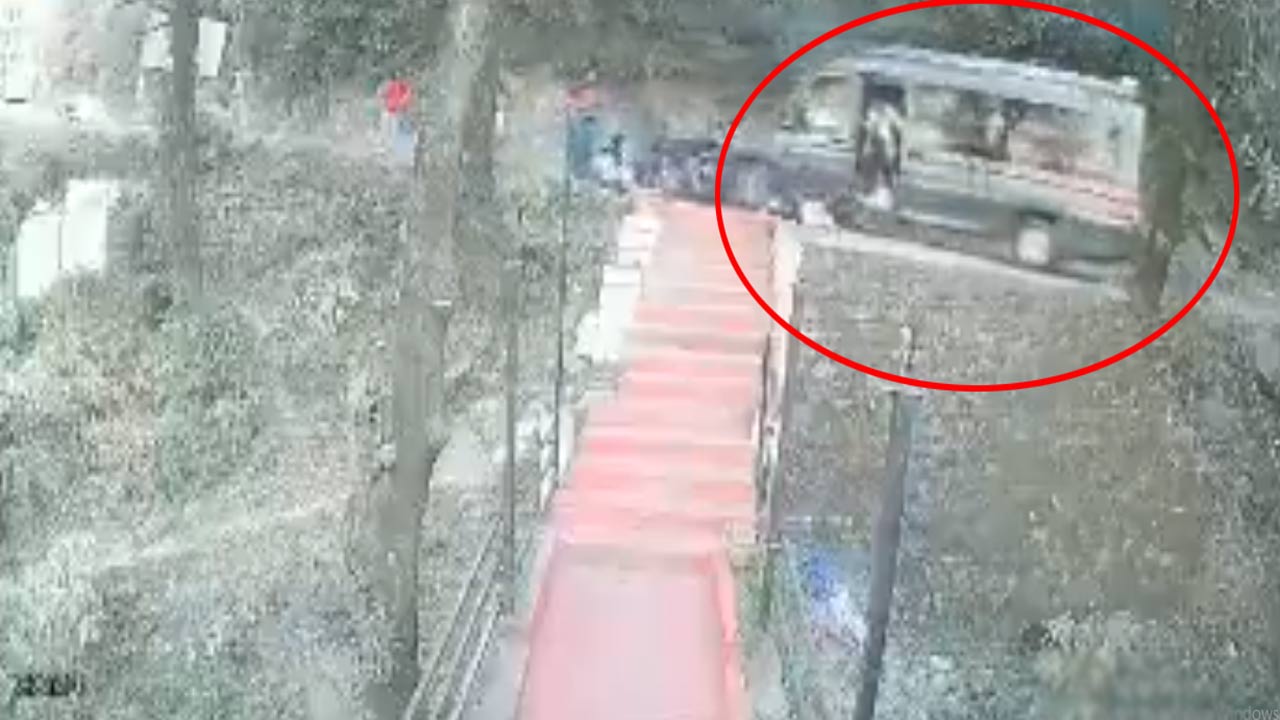 Himachal Pradesh Video: లోతైన లోయలో పడిపోబోయిన వ్యాన్.. తర్వాత ఏమైందంటే..!