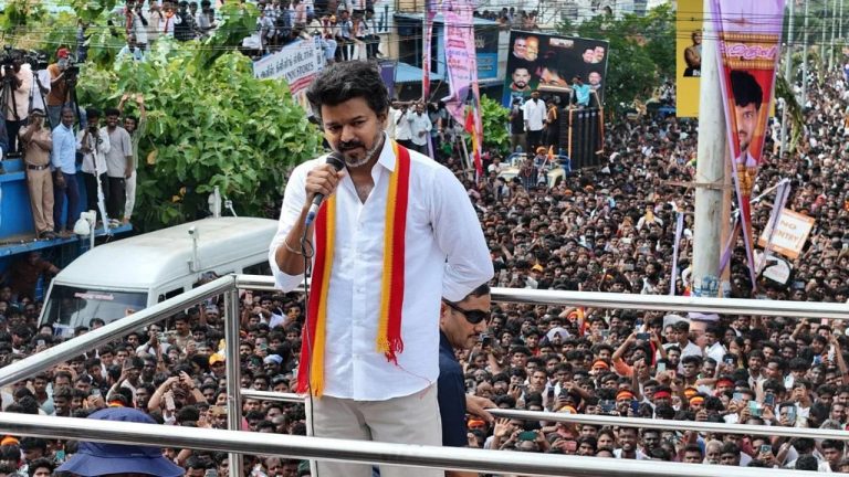 Vijay: కరూర్ తొక్కిసలాట తర్వాత నేడు పబ్లిక్‌లోకి వస్తున్న విజయ్.. వేదిక ఎక్కడంటే..!