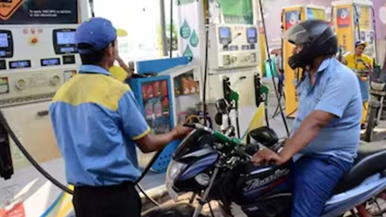 Road Safety: రోడ్డు భద్రతపై పోలీసుల ప్రత్యేక దృష్టి.. పెట్రోల్ బంకుల్లో నో హెల్మెట్ – నో పెట్రోల్ బోర్డులు..