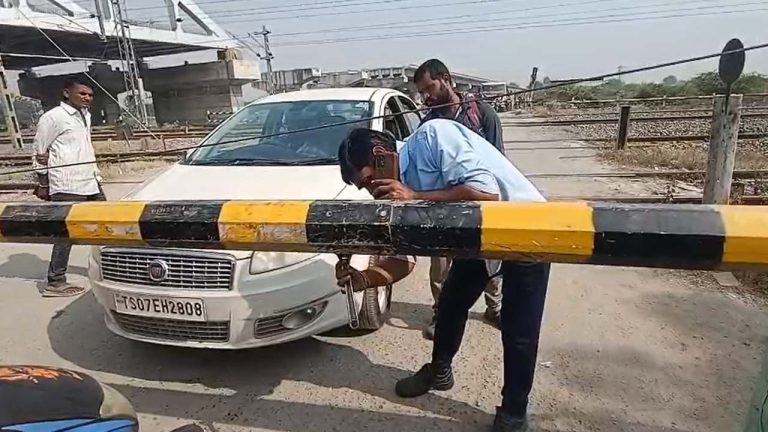 Indian Railways: పెద్దపల్లిలో రైల్వే పట్టాలపై ఆగిన కారు.. నిలిచిపోయిన పలు రైళ్లు