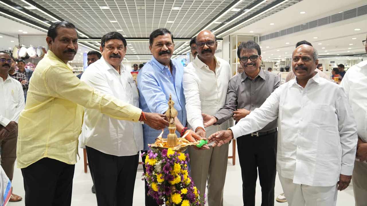 CMR Shopping Mall: సీఎంఆర్‌ షాపింగ్‌ మాల్‌లో ‘కాస్మోటిక్స్‌, ఫుట్‌వేర్‌, హోం నీడ్స్‌.!