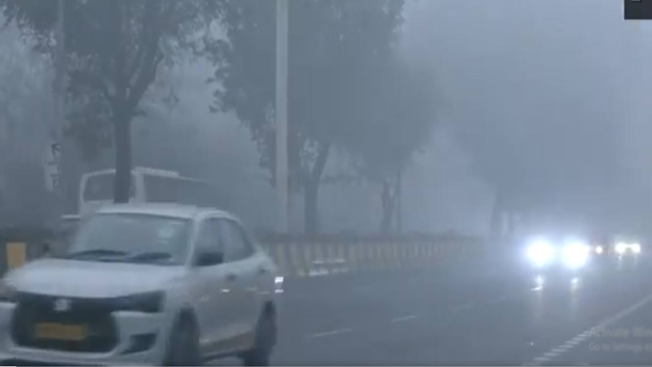 Delhi Pollution: ఢిల్లీని కప్పేసిన పొగ మంచు.. 100 ఫ్లైట్స్ క్యాన్సిల్.. 50 రైళ్లు ఆలస్యం