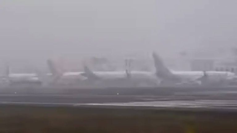 Delhi: ఢిల్లీకి రెడ్ అలర్ట్ జారీ.. 150 విమానాలు రద్దు