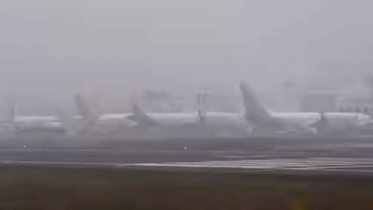 Delhi: ఢిల్లీకి రెడ్ అలర్ట్ జారీ.. 150 విమానాలు రద్దు