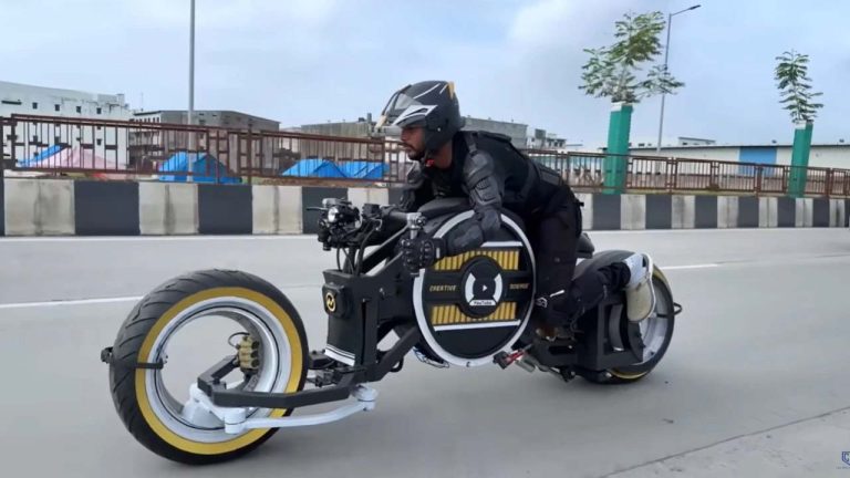 Garuda AI Bike : సూరత్ విద్యార్థుల అద్భుత సృష్టి.. తుక్కు సామాన్లతో ‘గరుడ’ AI సూపర్‌బైక్..