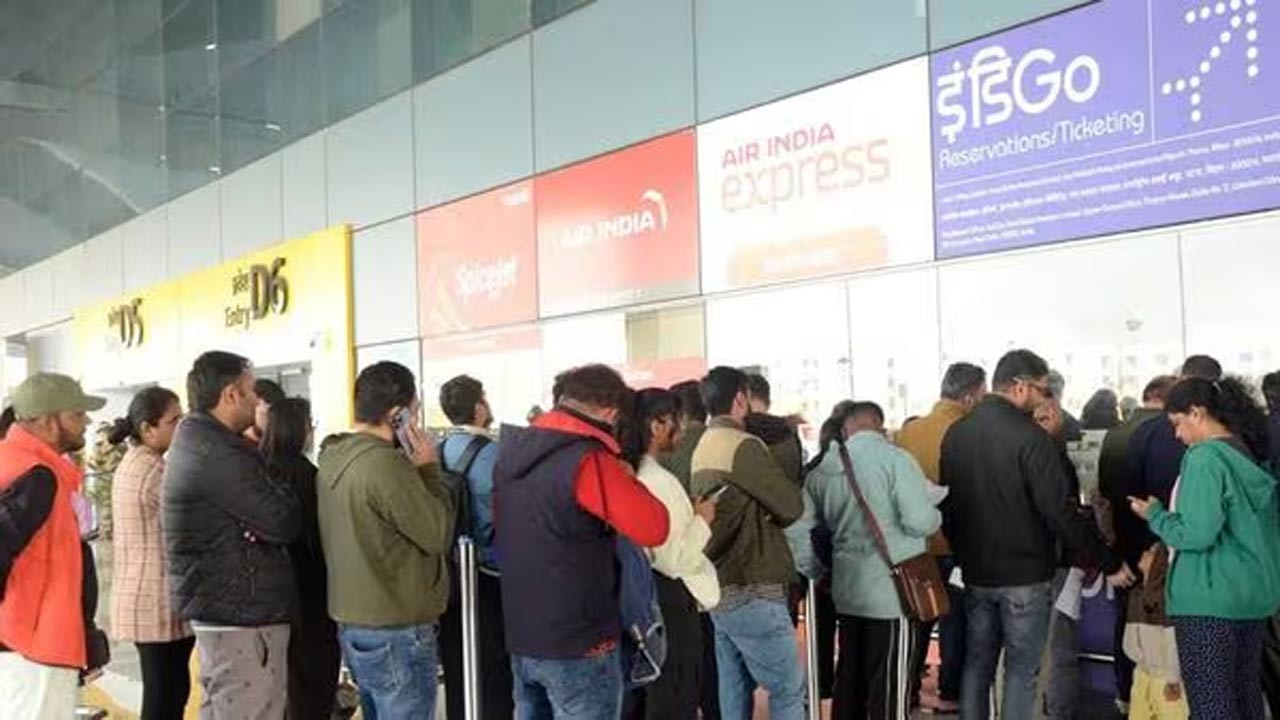 Indigo Crisis: ప్రయాణికులకు ఇండిగో స్పెషల్ ఆఫర్.. రూ.10వేల ట్రావెల్ వోచర్ ప్రకటన