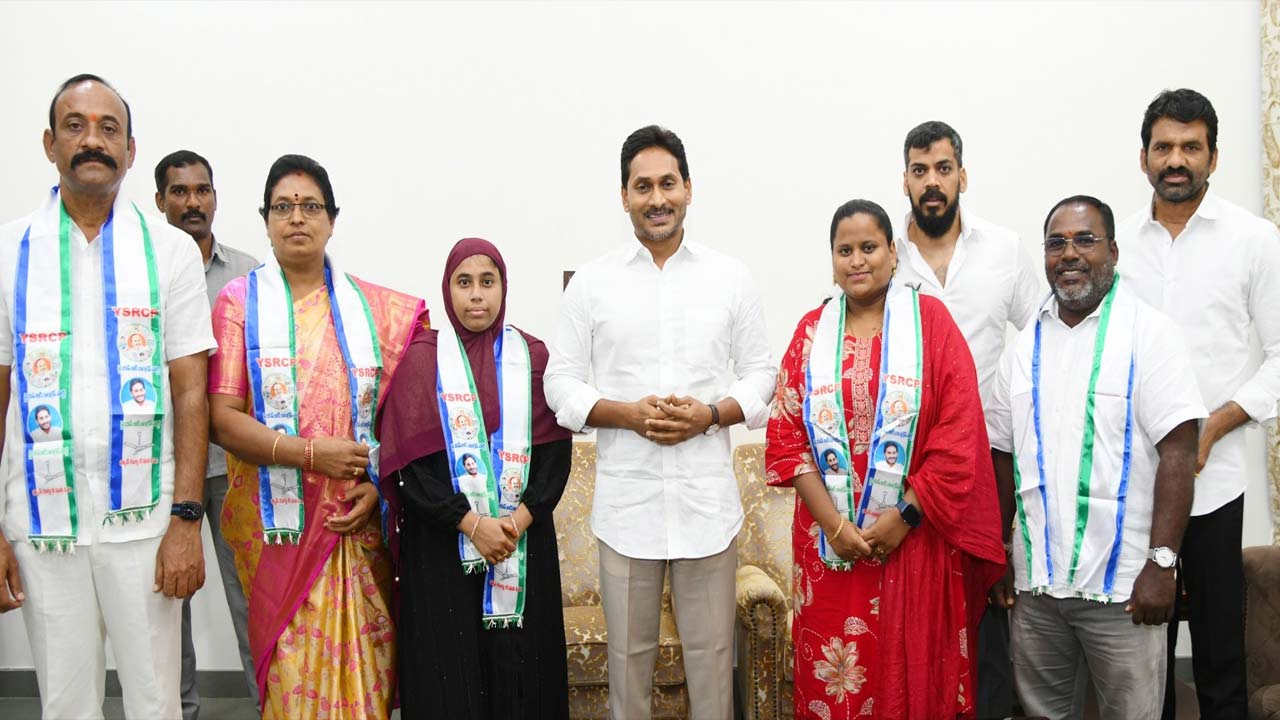 ysrcp five corporators return to party nellore political twist