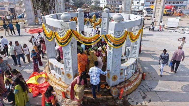 Medaram Jatara 2026: మేడారం కొత్త గద్దెలను చూశారా.?  ప్రభుత్వం చేస్తున్న భారీ ఏర్పాట్లు ఇవే.!