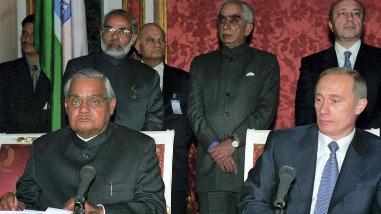 Modi – Putin: ఒకప్పుడు పుతిన్ వెనక నిలబడి, ఇప్పుడు పక్కన కూర్చుని.. మోడీ ఫోటోలు వైరల్..