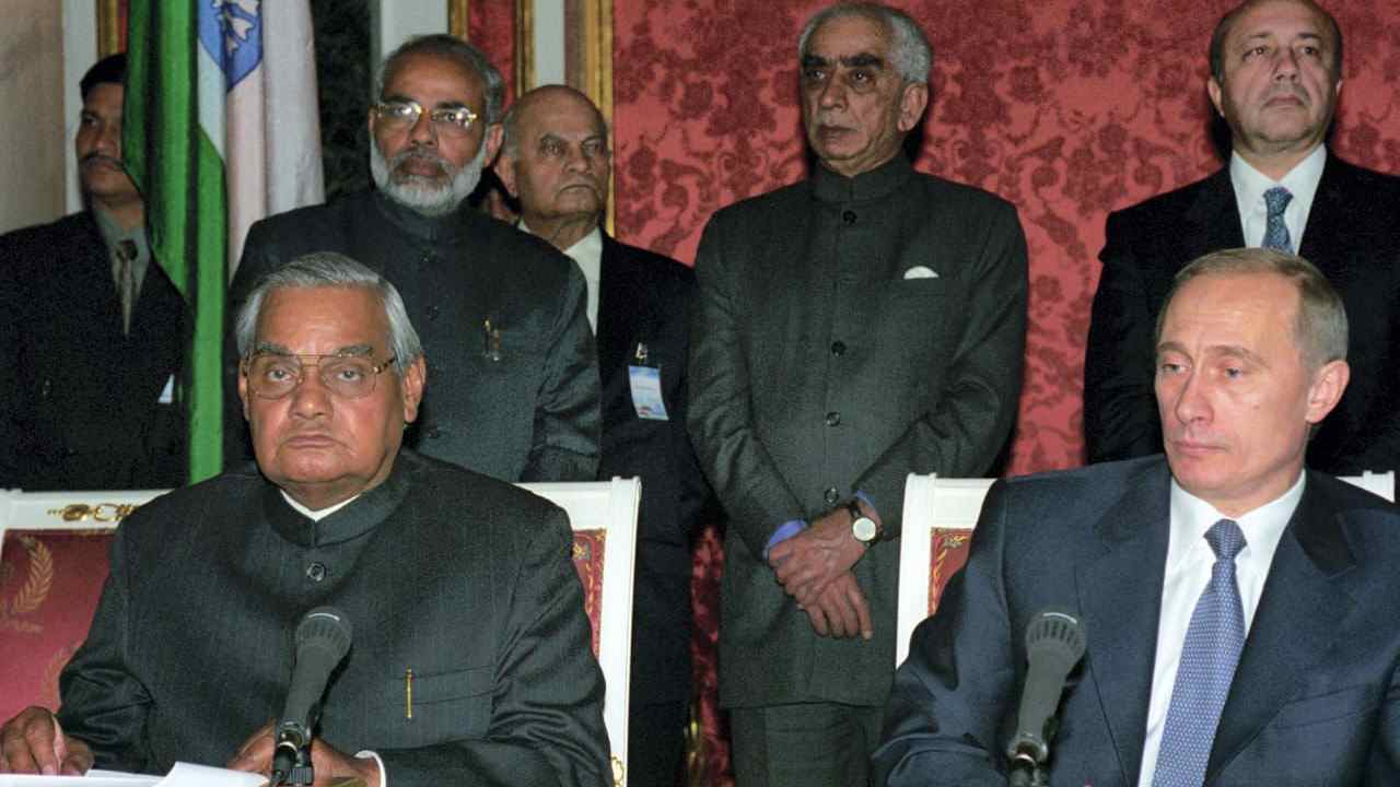 Modi – Putin: ఒకప్పుడు పుతిన్ వెనక నిలబడి, ఇప్పుడు పక్కన కూర్చుని.. మోడీ ఫోటోలు వైరల్..