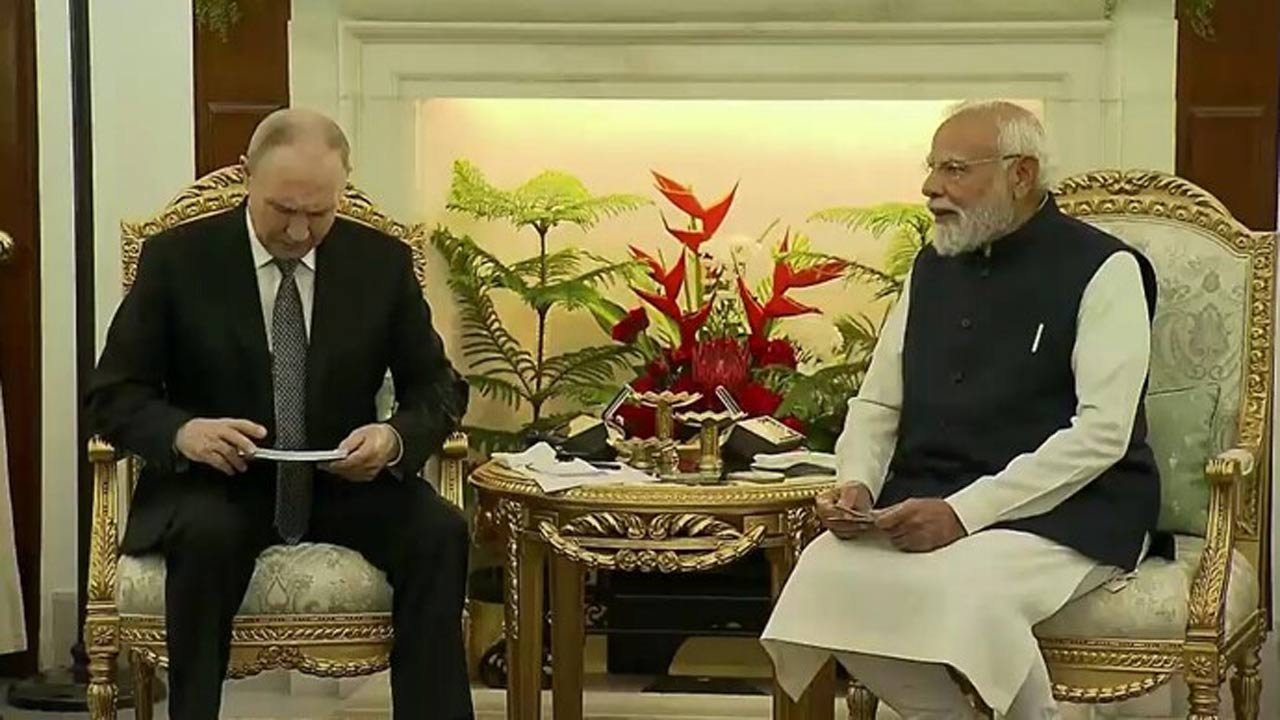 modi putin bilateral meeting at hyderabad house in delhi