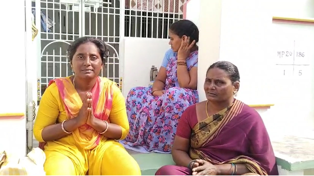 Palnadu District: నల్లగా ఉందని వదిలేసిన భర్త.. అత్త ఇంటి ముందు ఆందోళనకు దిగిన భార్య