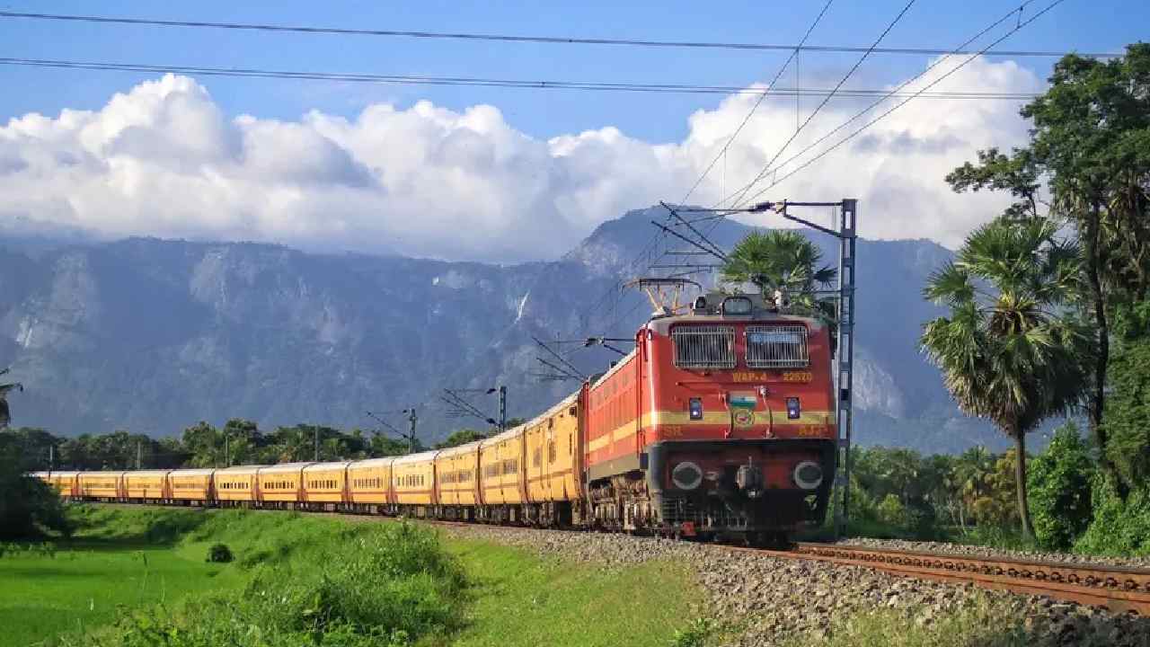 Railway fare hike: రైలు ప్రయాణికులకు షాక్.. పెరిగిన రైల్వే ఛార్జీలు..