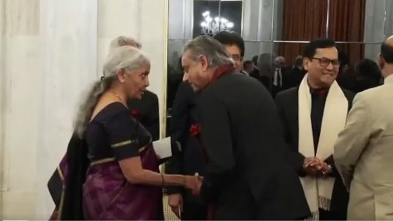 Shashi Tharoor: పుతిన్ విందుకు రాహుల్, ఖర్గేలకు ఆహ్వానం లేదు.. శశి థరూర్‌కి మాత్రం స్పెషల్ ఇన్విటేషన్..