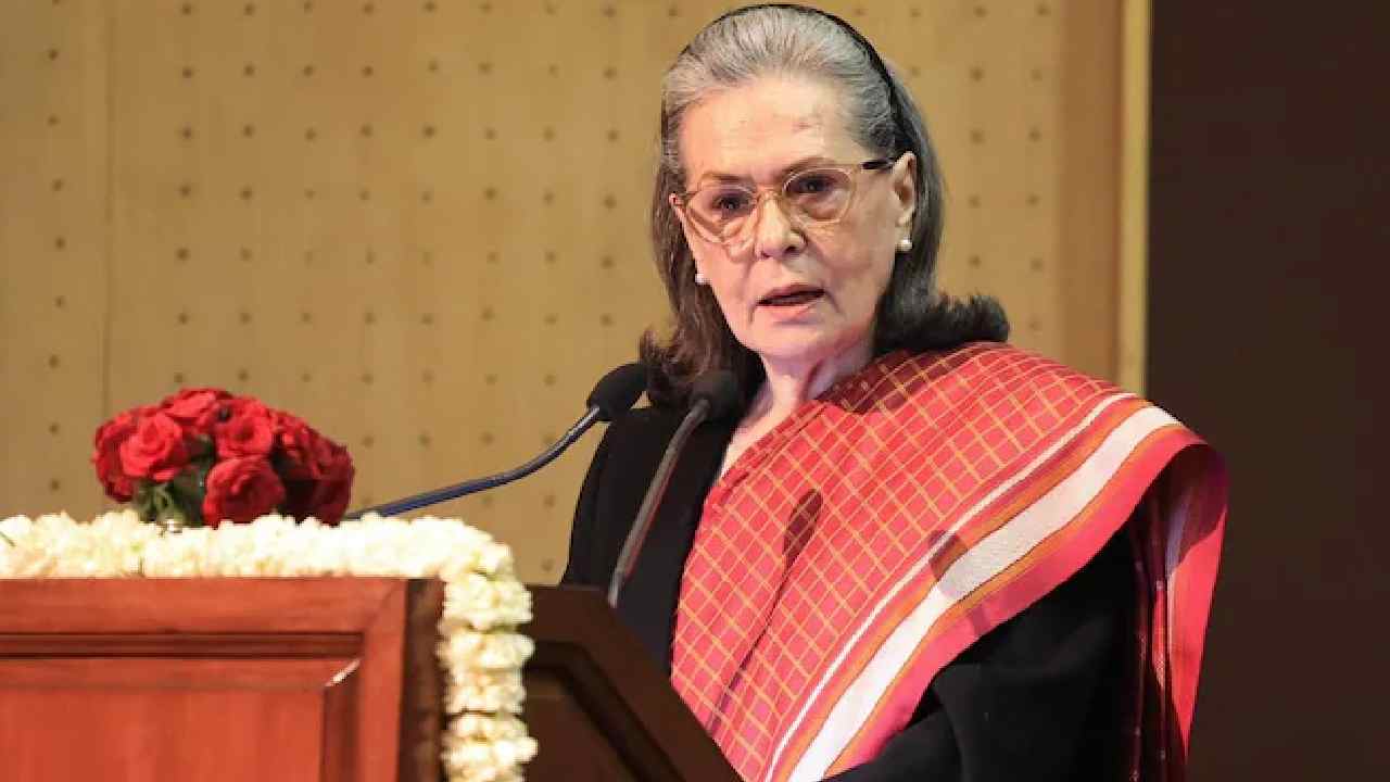 sonia gandhi accuses bjp of running a campaign to vilify nehru