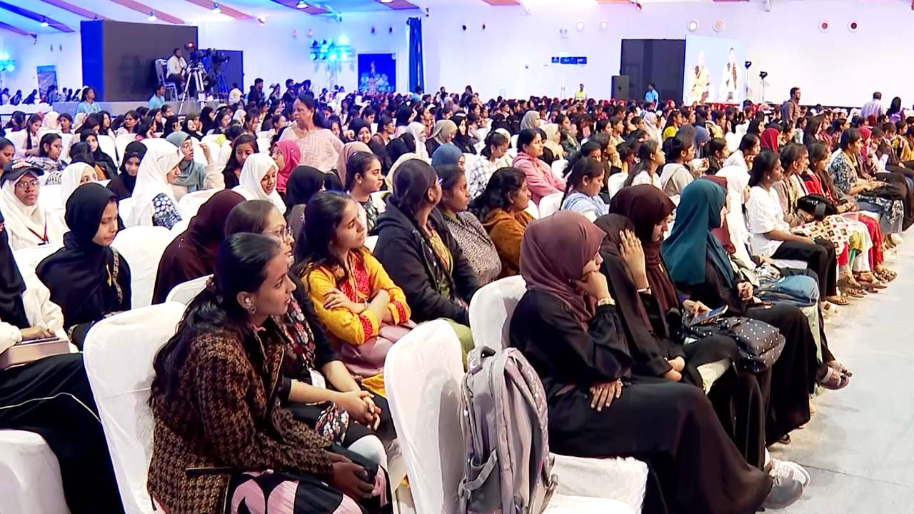 Telangana Rising Global Summit : గ్లోబల్ సమ్మిట్ ప్రాంగణానికి రెండో రోజున పెద్దఎత్తున సందర్శకులు