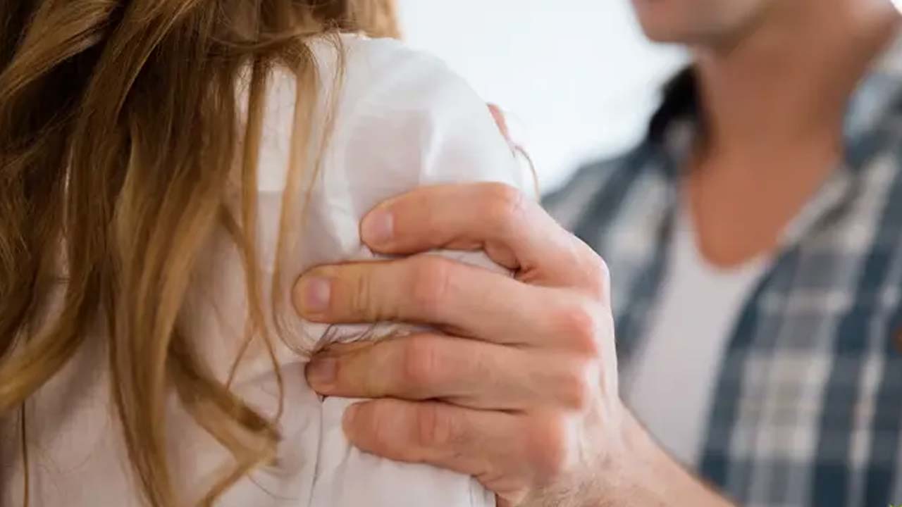 Physically Abuse: ట్రైన్⁬లో మహిళపై అత్యాచారం.. ఆర్మీ జవాన్ అరెస్టు