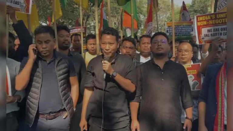 Bangladesh Violence: బంగ్లా మిషన్ ముందు ఆందోళన.. 1971ని గుర్తు చేసిన భారతీయులు..